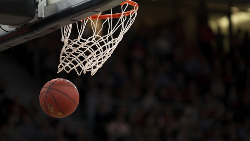 NBA季后赛东西部决赛高清直播截图 - 篮球运动员飞身扣篮精彩瞬间